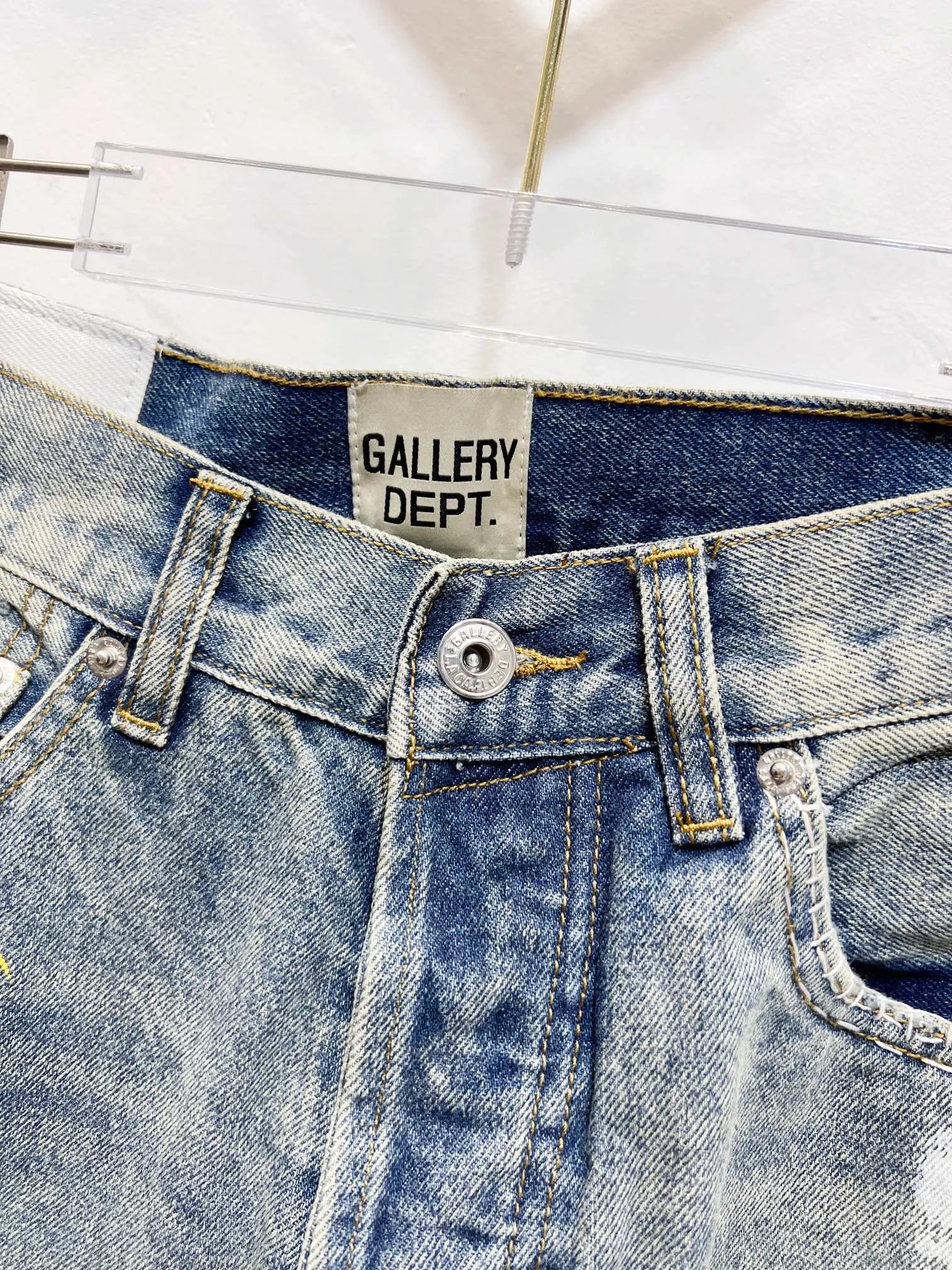 P300 Style Number: (c109) GALLERY DEPT. 2025 New Retro Splashed Ink Hole Stitching Seams Couple Style Loose Bootcut Jeans 🔥High Version🔥High Version🔥 Top Ceiling Quality Styles with different washed textures are very friendly to people with thin legs and thick legs. The loose version is very flattering. Moderate length that never goes out of style, easy and casual to match, basic styling for various styles, a must-have in the wardrobe! The fabric is stiff but also makes the upper body soft without losing texture. The washing process is even more perfect. It is a must-have item for everyone! ! ! Washed wheat, hang tag, pants label, three complete labels, color: blue, size: 28, 30, 32, 34, 36 (five sizes)